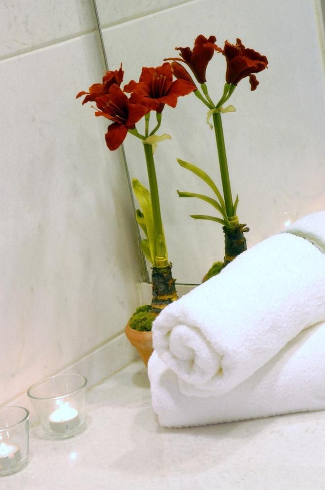 利蒙温泉度假酒店 卡斯托里亚 外观 照片 A lucky bamboo arrangement