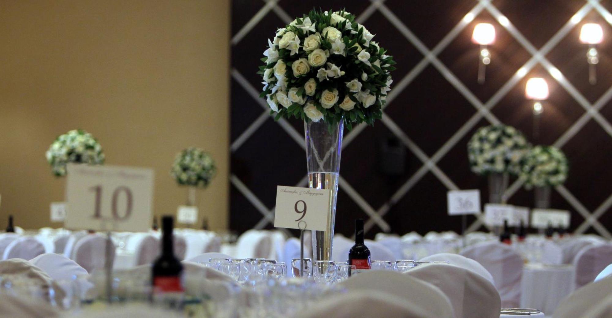 利蒙温泉度假酒店 卡斯托里亚 外观 照片 A table centerpiece