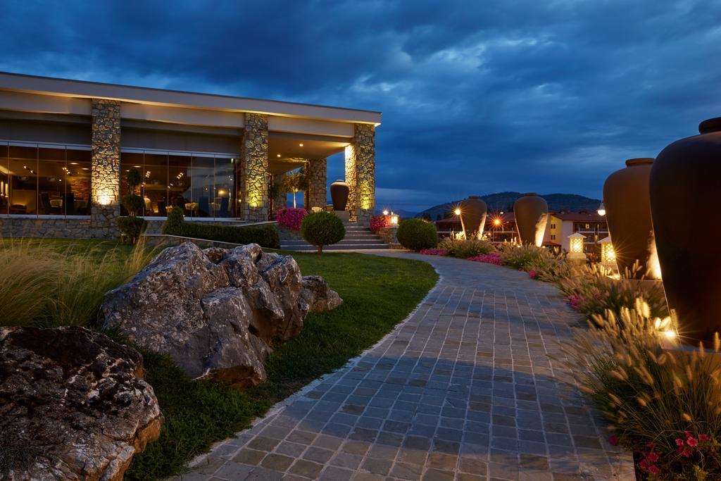利蒙温泉度假酒店 卡斯托里亚 外观 照片 The resort at night